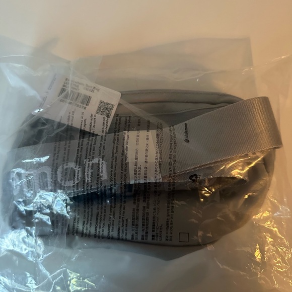 NWT!  Lululemon athletica Silver Belt Bag 1L - Picture 5 of 5